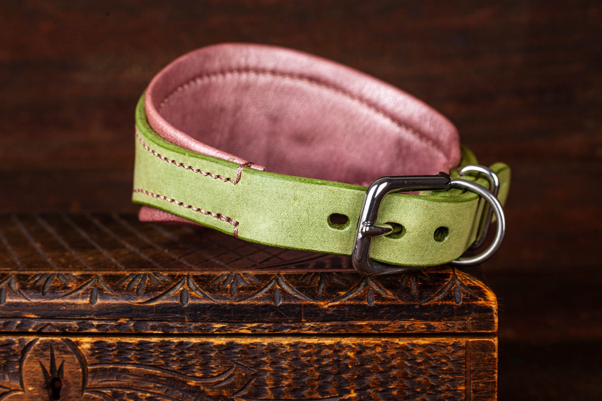 Windhundhalsband Halsband für Windhunde Galgos Whippets Windspiel aus Leder mit Lochmuster und Strassnieten Rosa