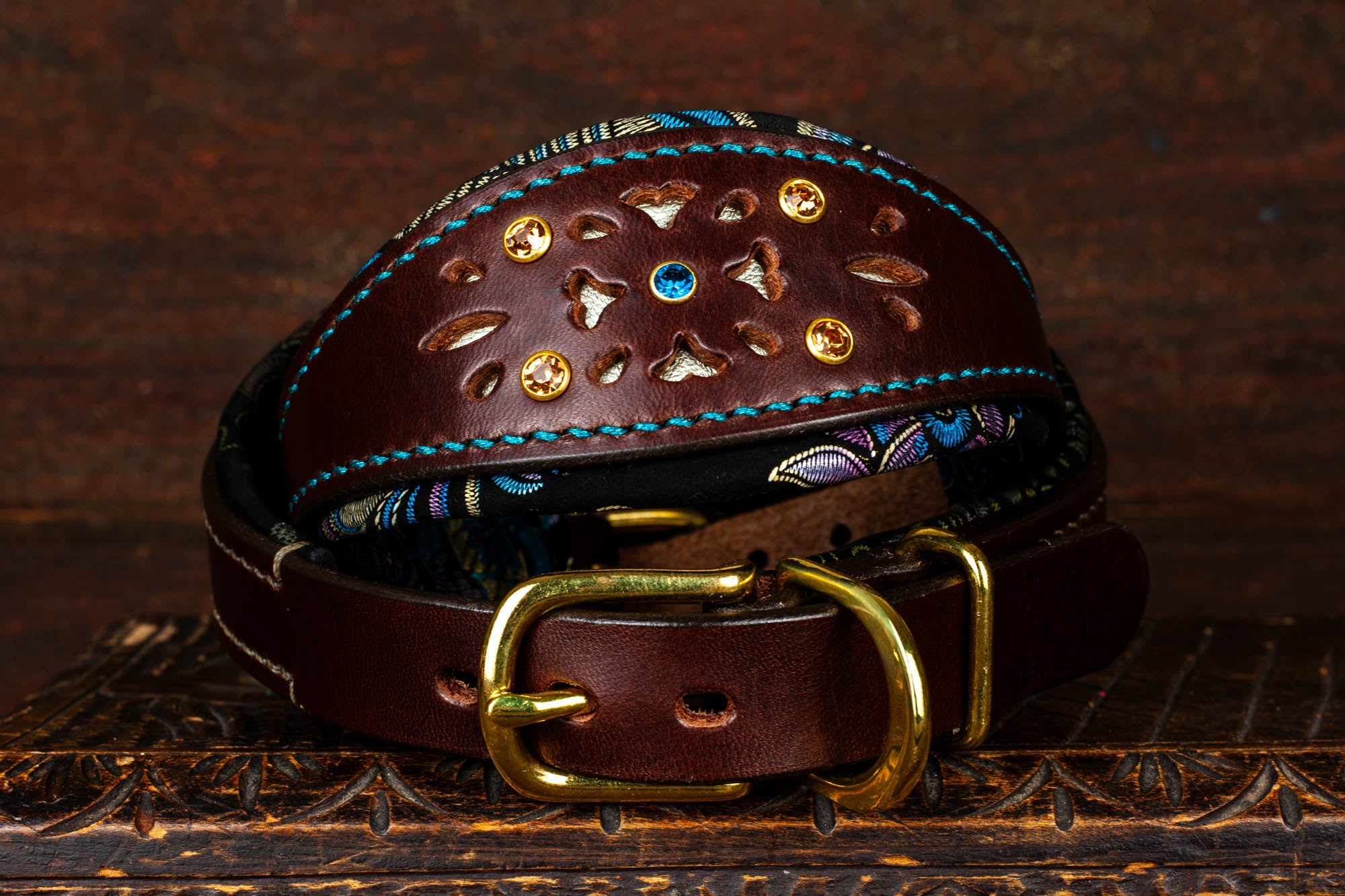 Windhundhalsband Halsband für Windhunde Galgos Whippets Windspiel aus Leder mit Lochmuster und Strassnieten handgenäht