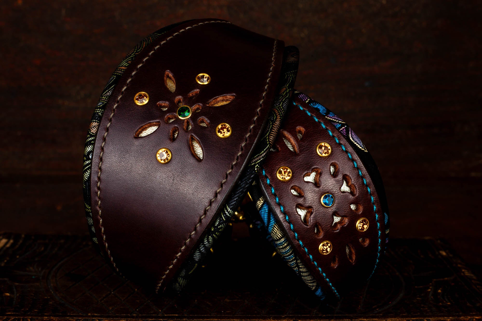 Windhundhalsband Halsband für Windhunde Galgos Whippets Windspiel aus Leder mit Lochmuster und Strassnieten 