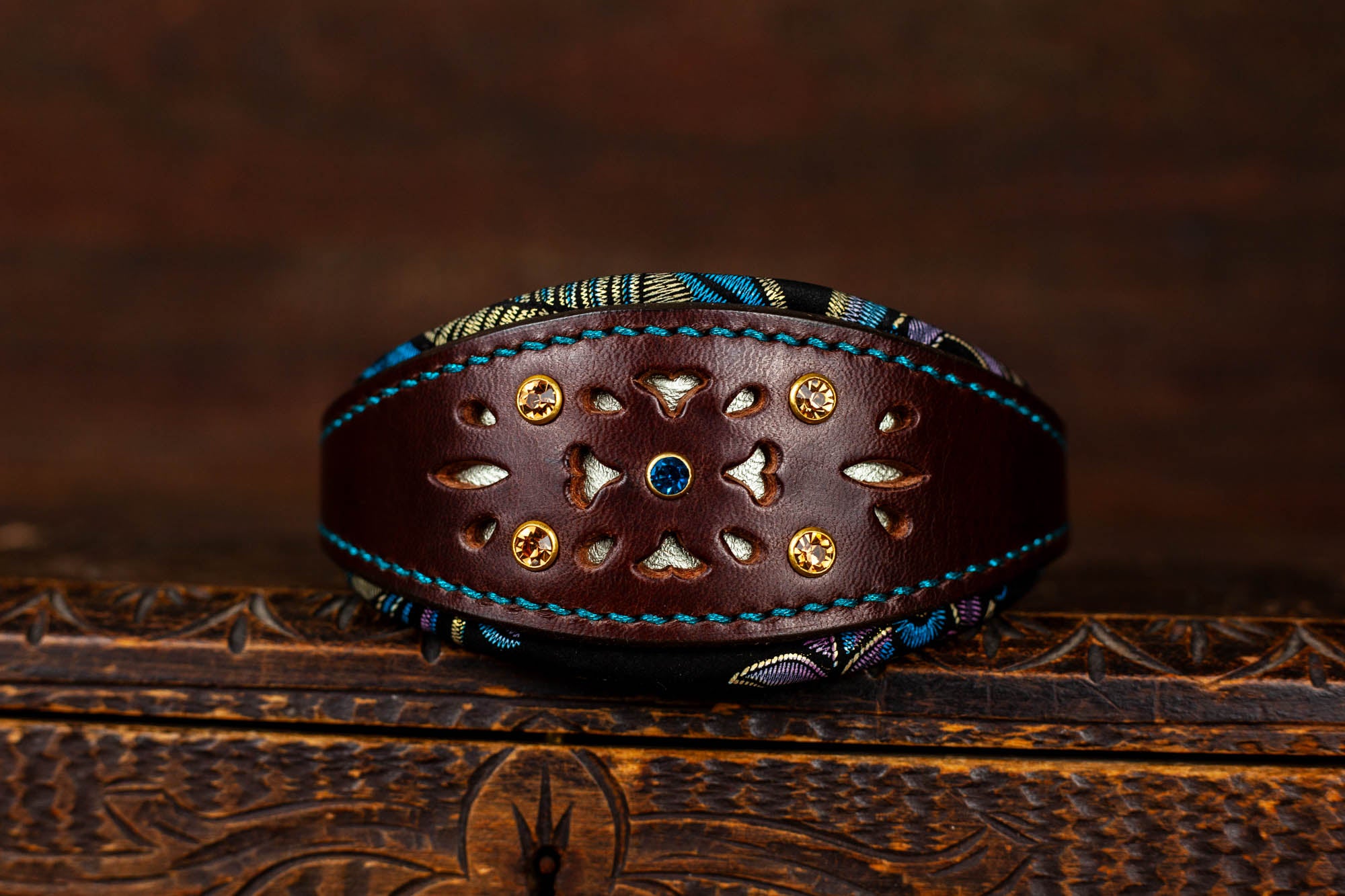 Windhundhalsband Halsband für Windhunde Galgos Whippets Windspiel aus Leder mit Lochmuster und Strassnieten Braun Blau