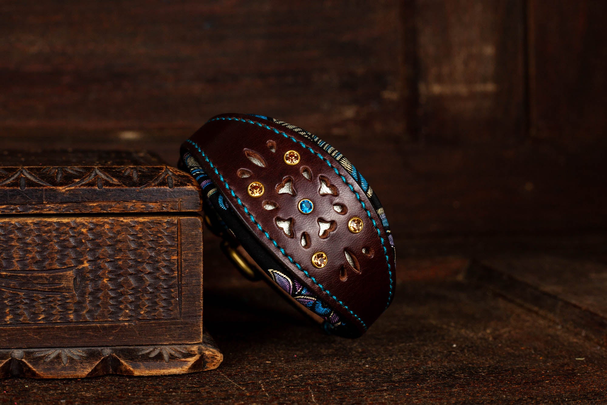 Windhundhalsband Halsband für Windhunde Galgos Whippets Windspiel aus Leder mit Lochmuster und Strassnieten Blau Gold