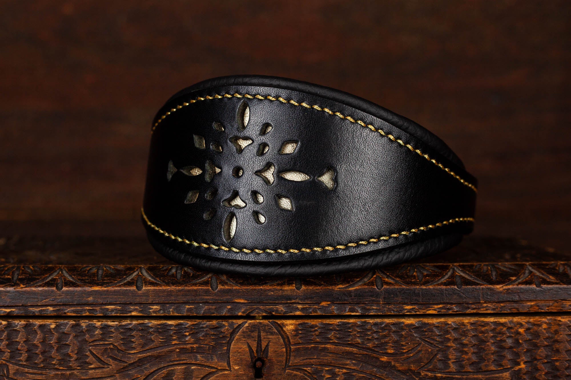 Windhundhalsband Halsband für Windhund Galgo Whippet Windspiel aus Leder mit Lochmuster Schwarz Gold Metallic