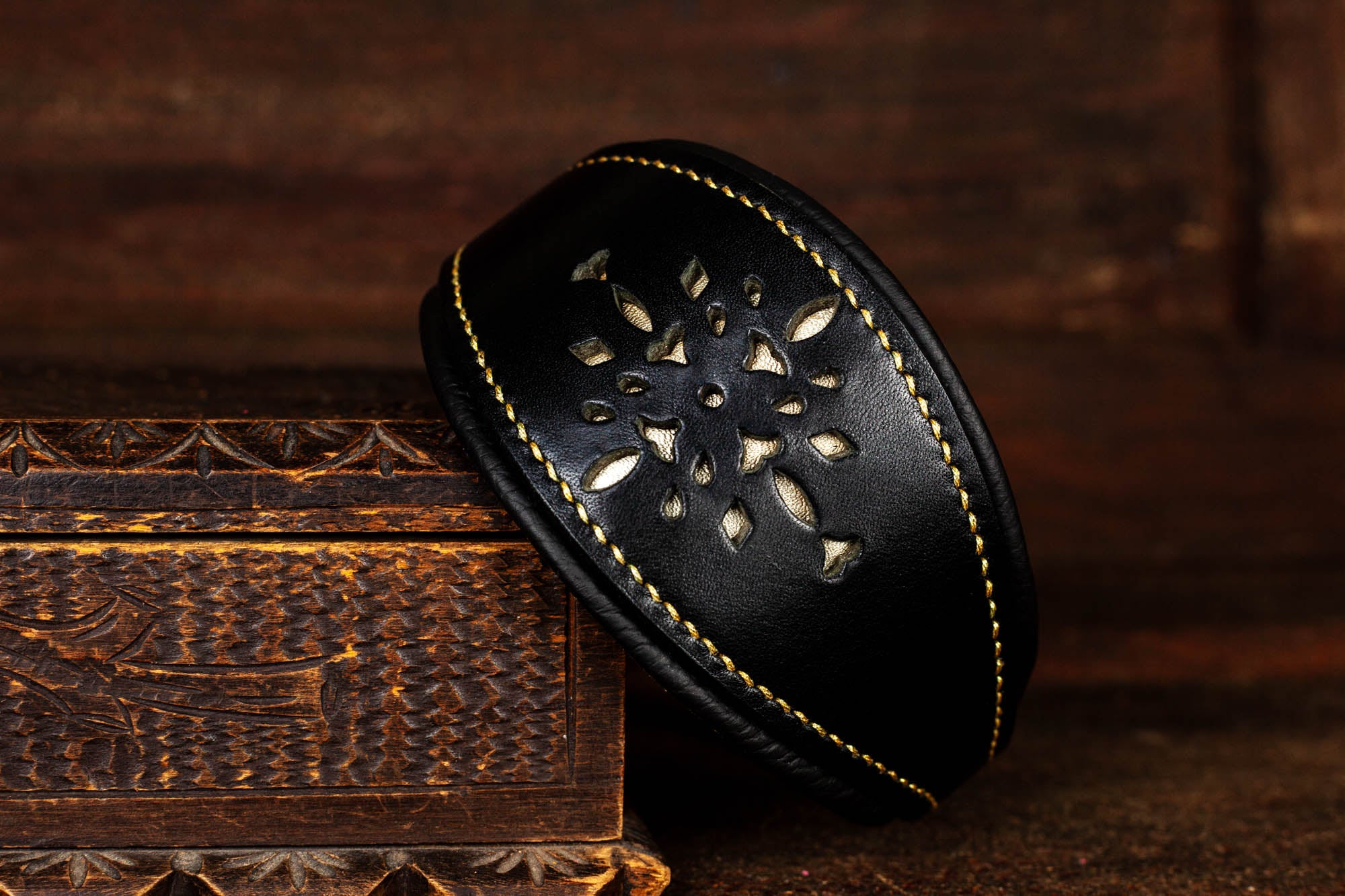 Windhundhalsband Halsband für Windhund Galgo Whippet Windspiel aus Leder mit Lochmuster GOld