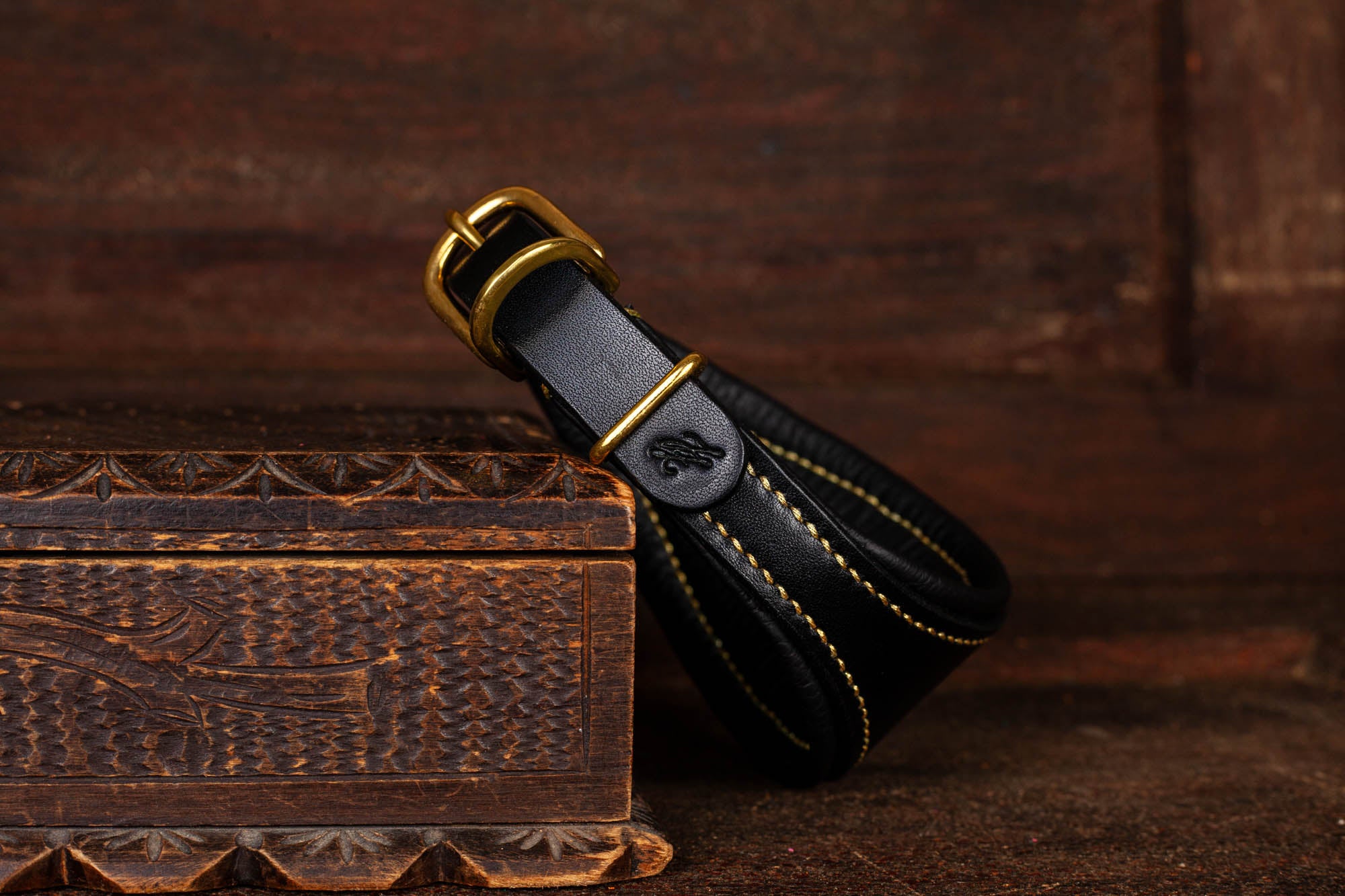 Windhundhalsband Halsband für Windhund Galgo Whippet Windspiel aus Leder mit Lochmuster Gold Schwarz