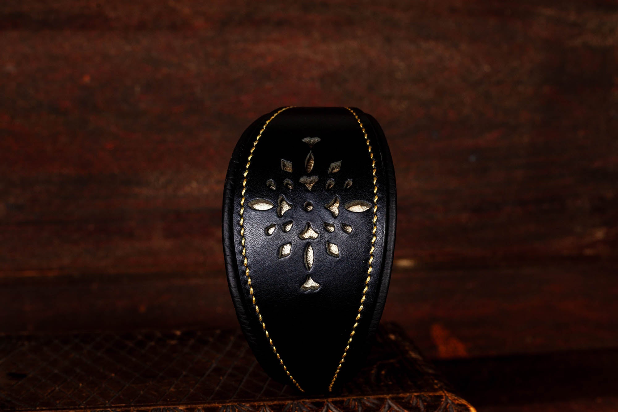 Windhundhalsband Halsband für Windhund Galgo Whippet Windspiel aus Leder mit Lochmuster 