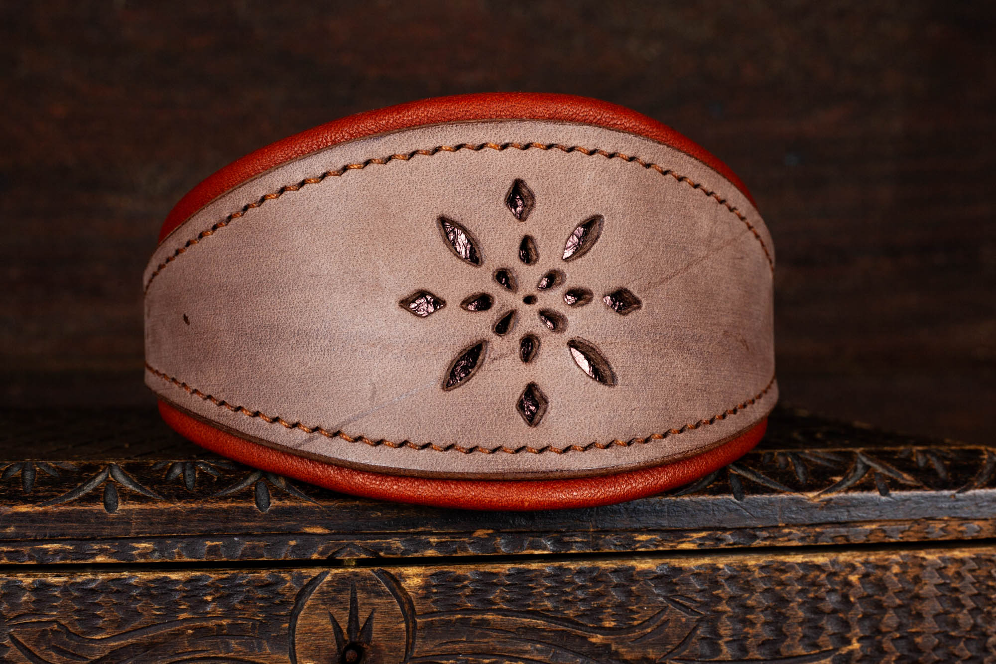 Windhundhalsband Halsband für Windhund Galgo Whippet Windspiel aus Leder mit Lochmuster Braun