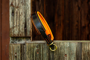 schwarzes Hundehalsband mit orangenem weichem Futterleder Nappaleder Lederhalsband