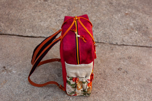 Canvas Rucksack im Vintage Style. Rucksack Unikat aus rotem Canvas, Leder, Leinen und romantischem Rosen Gobelin Stoff
