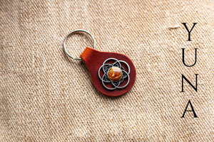 Schlüsselanhänger aus Leder mit Zierniete in Altsilber und bernsteinfarbenem Stein