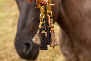 Leder Accessoire mit Pferdehaarschmuck. Toller Anhänger mit Leder, bunten Perlen und Pferdehaarschmuck. Unikate aus der JZ Ledermanufaktur
