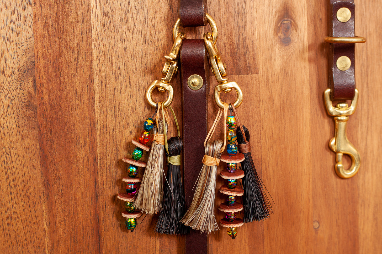 Pferdehaarschmuck Lederschmuck Lederanhänger für Schlüssel oder Taschen Schweifhaarquasten mit bunten Perlen und Leder