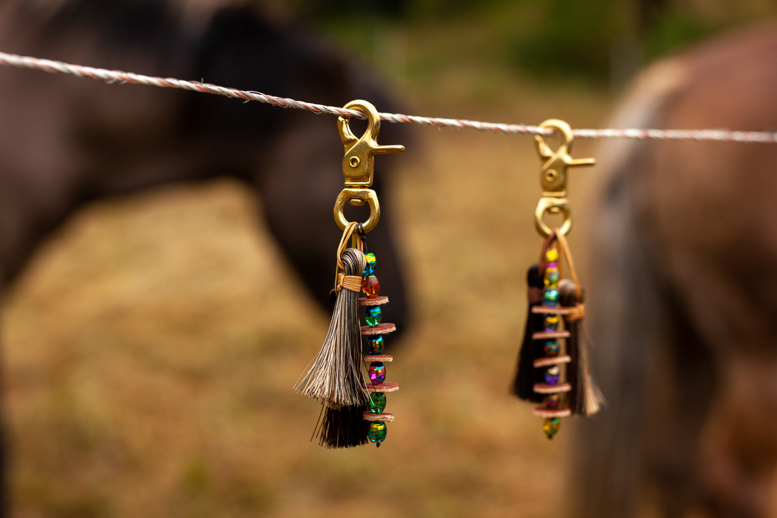 Anhänger Wild Horses mit Pferdehaar Quasten Leder und bunten Perlen an einem Scherenkarabiner aus Messing Handgemachte Unikate von der JZ Leder Manufaktur