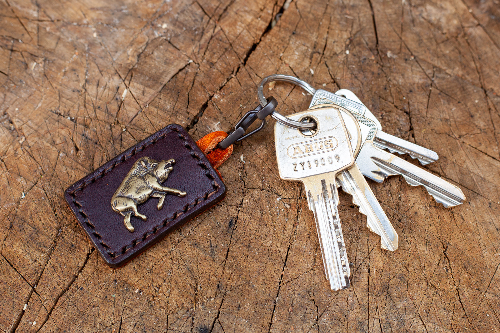 Schlüsselanhänger mit Wildschwein, Wildsau. Anhänger für Jäger, Wald, Natur. Handgemachter Schlüsselanhänger aus Leder aus der Manufaktur