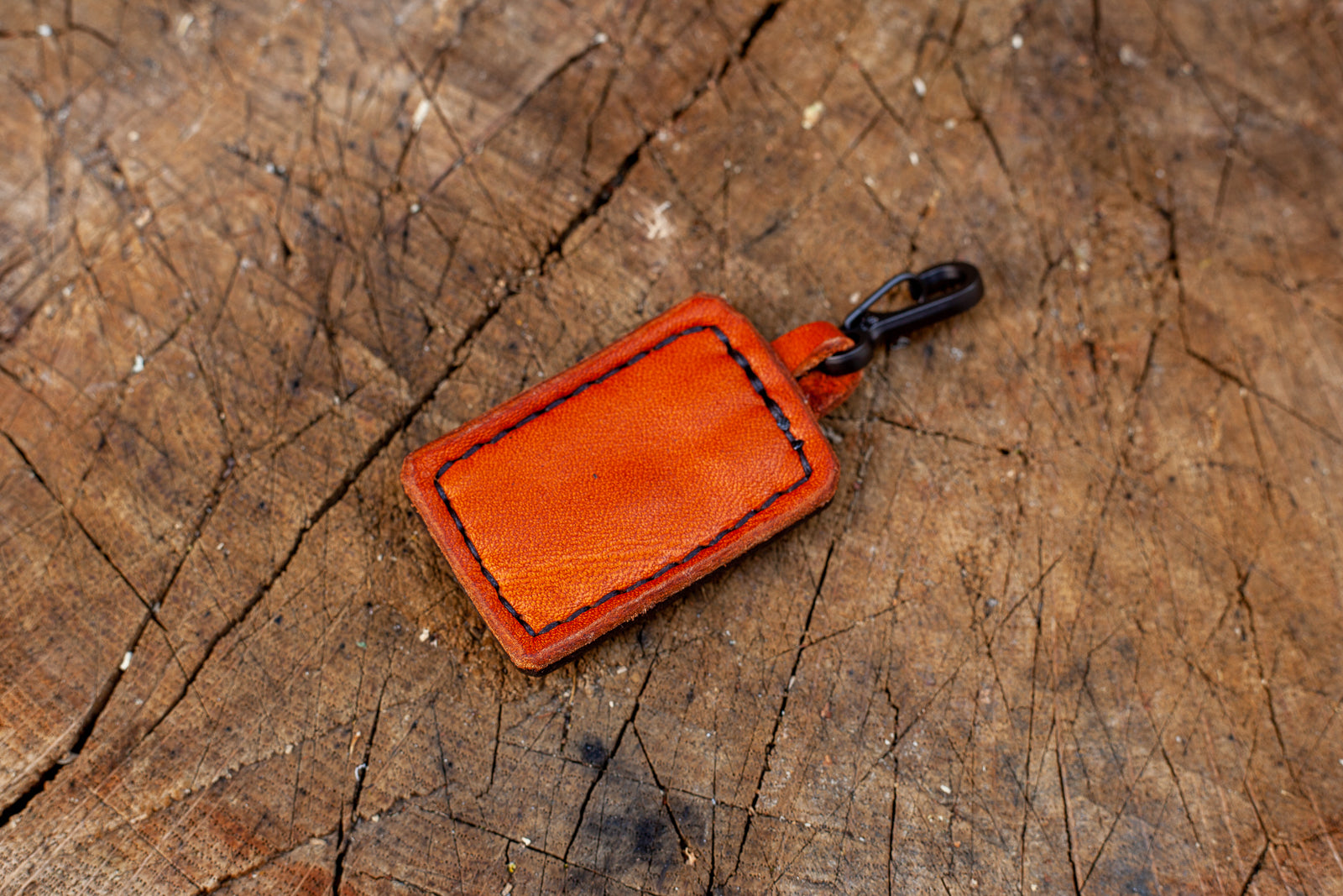 Schlüsselanhänger aus Leder mit Wildschwein Niete. Handgemacht von der JZ Ledermanufaktur für Jäger, Waldliebhaber Naturburschen